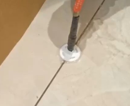 云浮市瓷砖空鼓维修公司专业解答瓷砖在铺贴过程中，如果没有涂抹均匀到位的粘结材料（如水泥砂浆或瓷砖胶），可能会导致以下问题