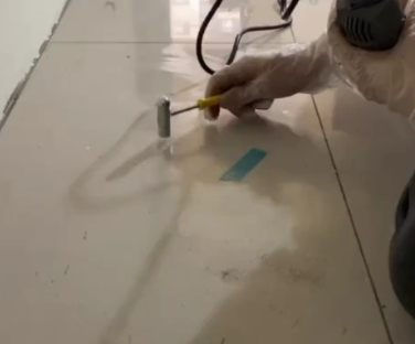 云浮市瓷砖开裂维修公司专业分享瓷砖在铺贴前如果没有沥干水分，将会导致以下问题
